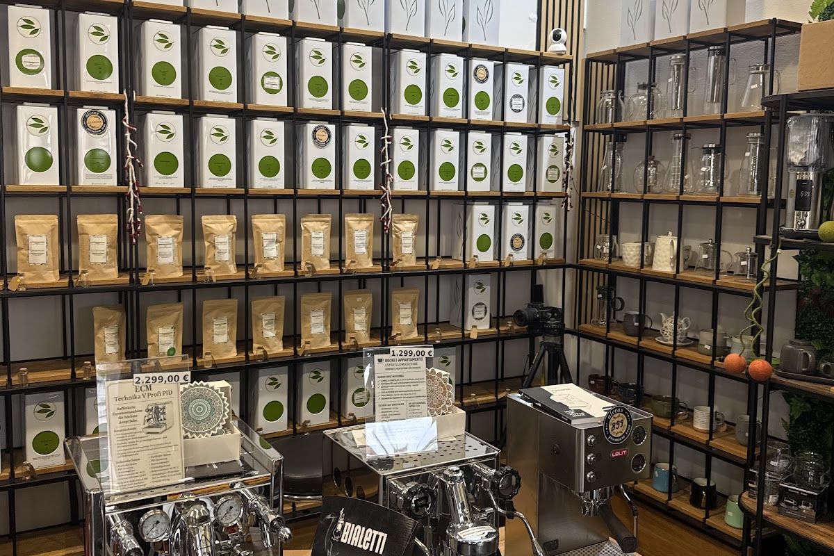 Kaffeeregal und Espressomaschinen in der Genuss Factory in Frankfurt-Nordend